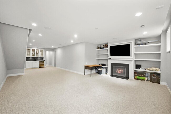 Building Photo - 2755 N Lakewood Ave