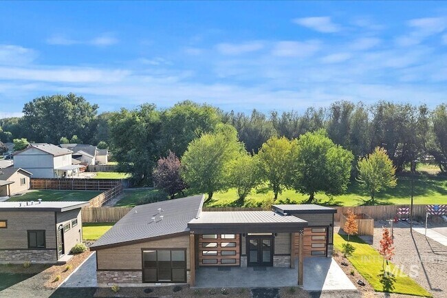 Building Photo - 362 London St