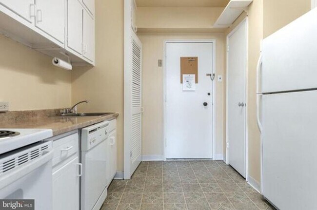 Building Photo - Spacious Tuscany/Canterbury 1bd/1ba Condo with W/D! Available 8/14