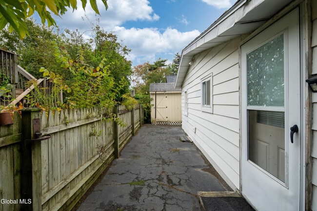 Building Photo - 37 Undine St