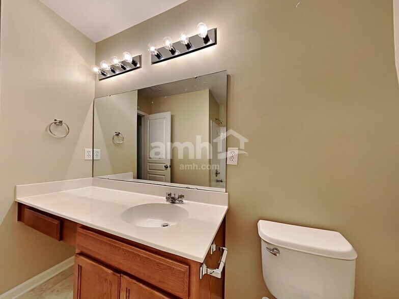 Building Photo - 8821 Shadowglen Dr