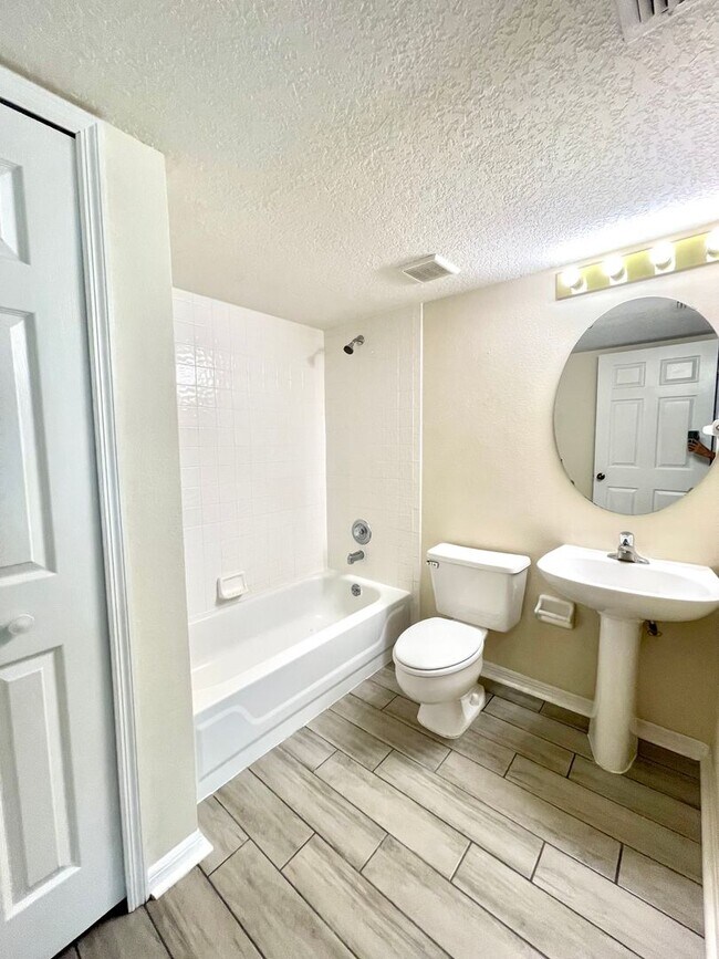 Building Photo - LARGE AND SPACIOUS 4/3 HOME IN WEDGEFIELD GOLF COURSE COMMUNITY