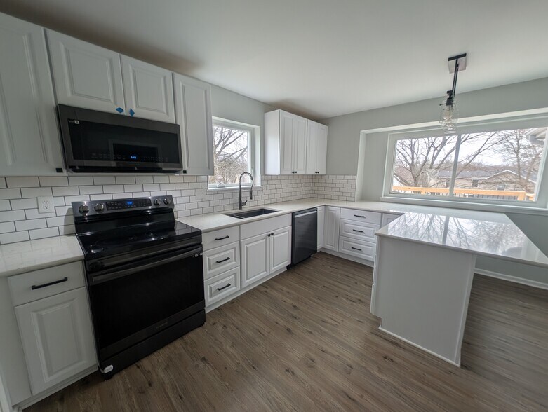 Building Photo - 1637 E Sheridan Bridge Ln