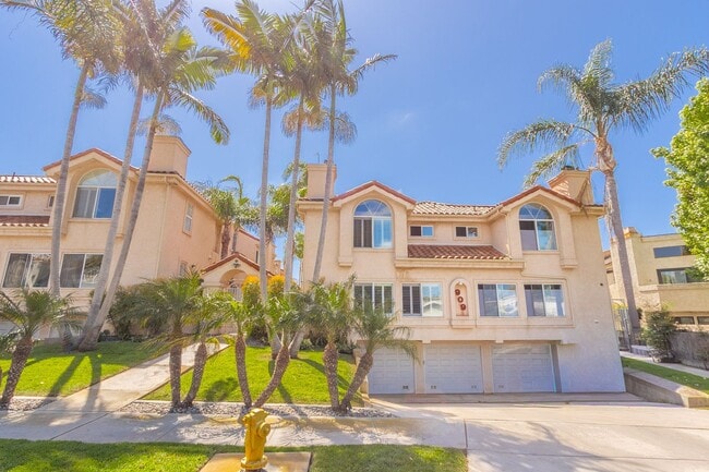 Building Photo - Modern Coastal 3 Bed/3 Bath Townhome w/ Rooftop Deck w/ Bay & Ocean Views in North Pacific Beach!