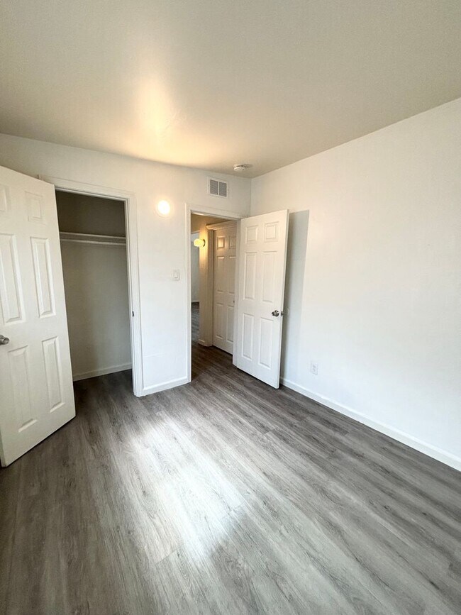 Building Photo - *718-720 Raven Street