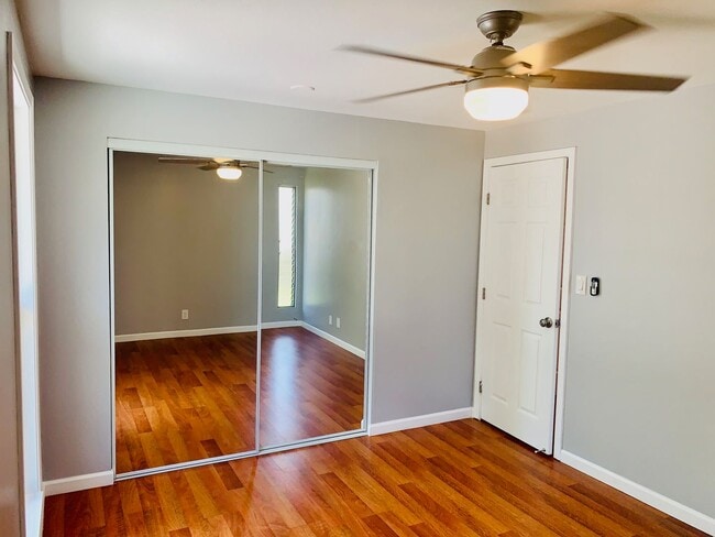 Building Photo - Spacious upstairs unit. Large Living area. Parking Available