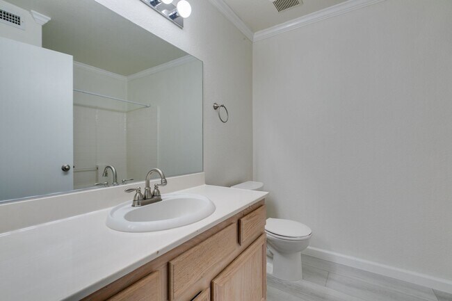 Building Photo - GORGEOUS 2 BEDROOMS UNIT*UPGRADED*TONS OF ...