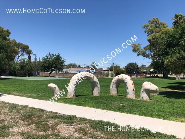 Building Photo - 833 W Jacinto St