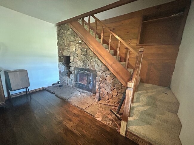Building Photo - Large 5 bed 2.5 bath in peaceful county se...