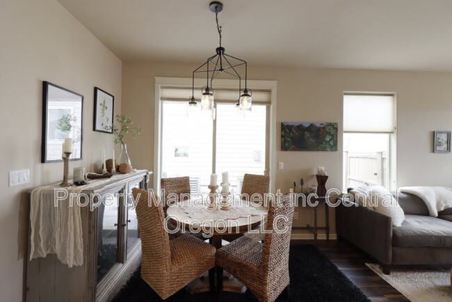 Building Photo - 2860 Yew Park Ln