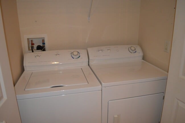 Building Photo - GREAT CONDO IN CAPE CORAL 2+ DEN/2  $1,800!!