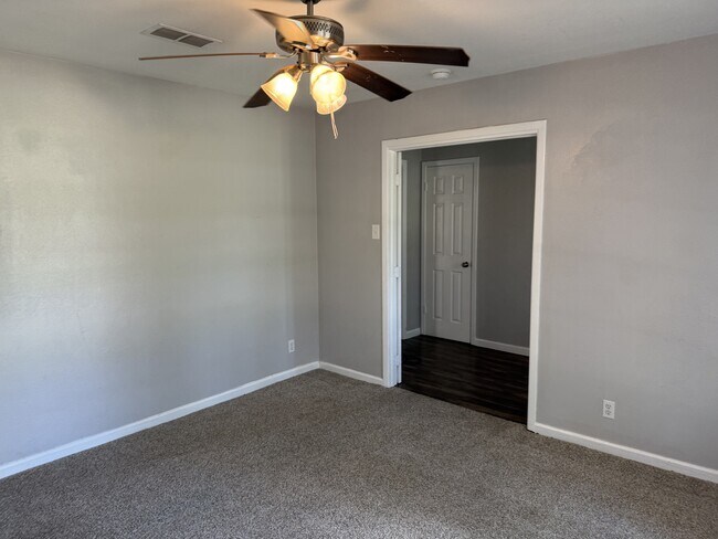 Building Photo - 1833 Skyline Dr