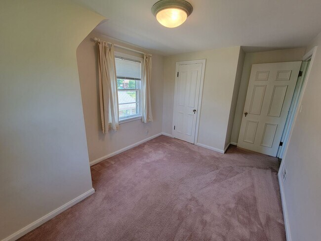 Building Photo - Large 4 bed, 1.5 bath, Over 2,000 square feet.