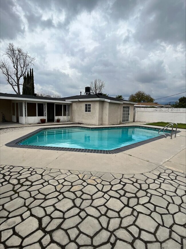 Building Photo - 3-bedrooms 2-bathrooms House for rent in Covina