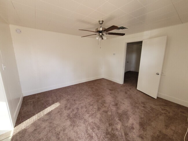 Building Photo - E Crescent Ave