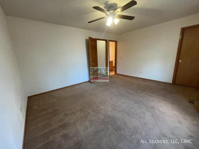 Building Photo - 5921 Fossil Dr