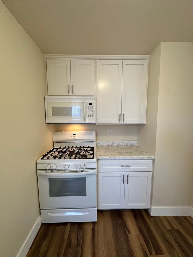 Building Photo - Charming 1 Bed, 1 Bath Cottage – Detached ...