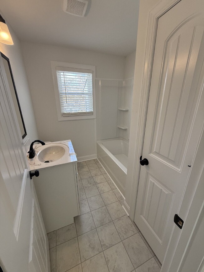 Building Photo - 15 Maple St