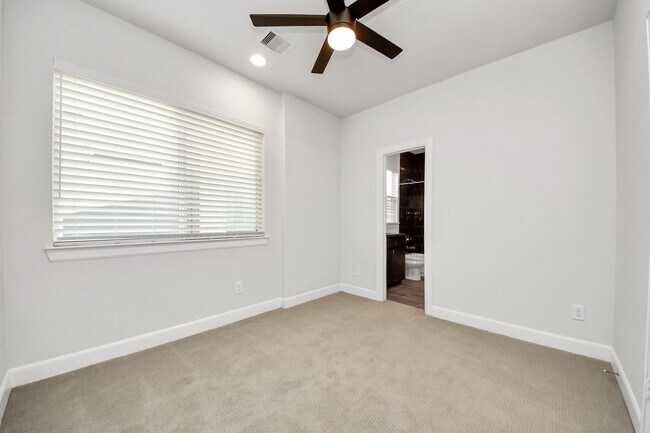 Building Photo - 325 Eado Park Cir