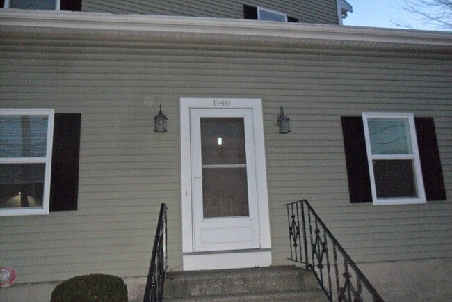 Building Photo - 848 Waverly St