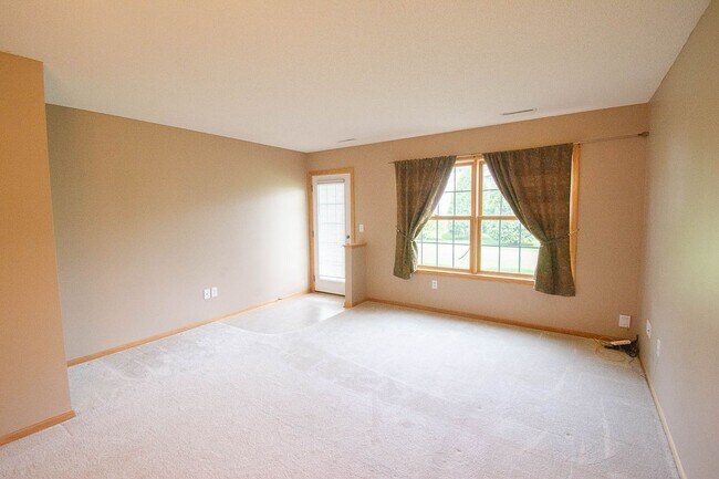 Building Photo - Townhome in Quiet NW Rochester Neighborhood!