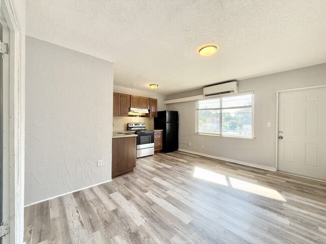 Building Photo - 551 N Ridgewood Ave