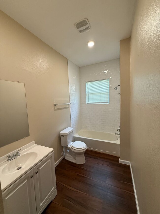 Building Photo - Renovated home in Silsbee! Available NOW -...