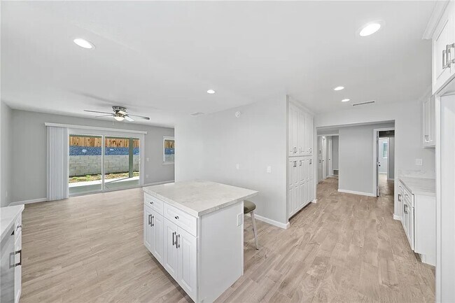 Building Photo - Riverside