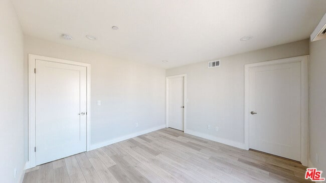 Building Photo - 953 N Mariposa Ave