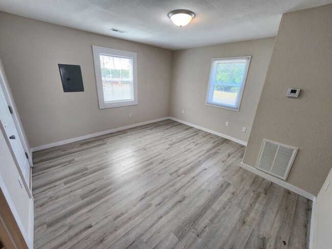 Building Photo - Spacious 1-Bedroom, 1-Bathroom Home AVAILA...