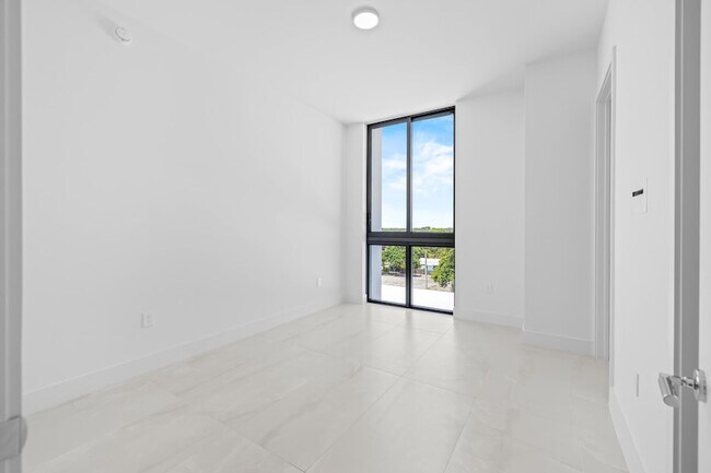 Building Photo - 305 Briny Ave