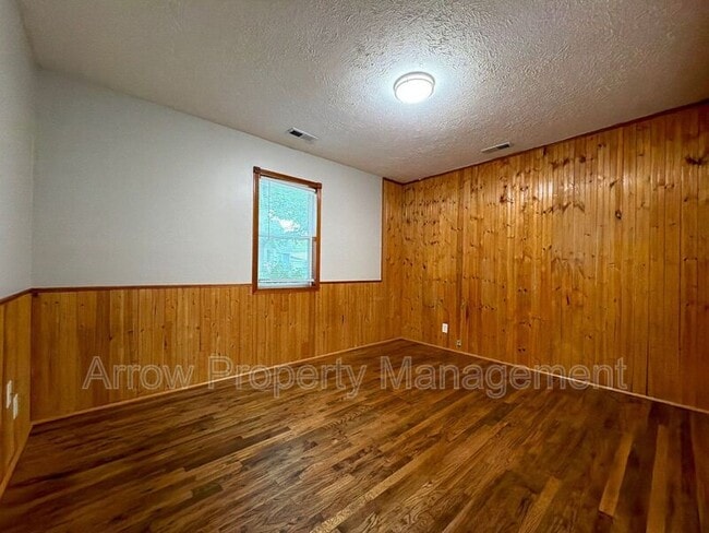 Building Photo - 2122 N 32nd St