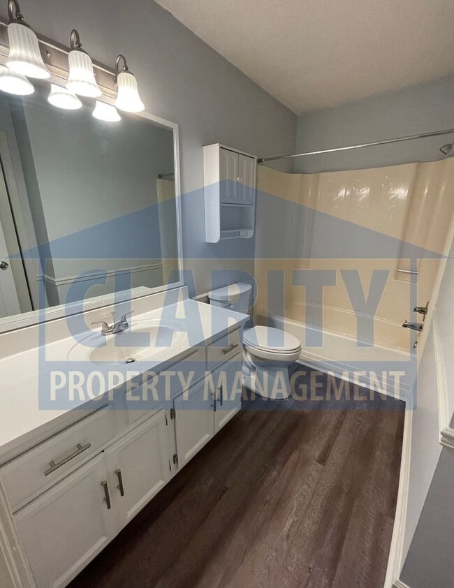 Building Photo - Excellent CLEVELAND NW location!