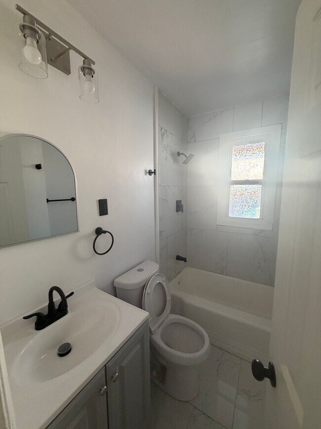 Building Photo - 890 Charles Pl