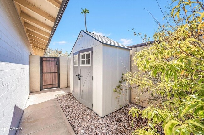 Building Photo - 1922 E Laguna Dr