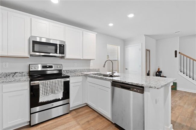 Building Photo - 3540 Station Dr