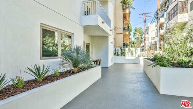Building Photo - 1424 S Bentley Ave
