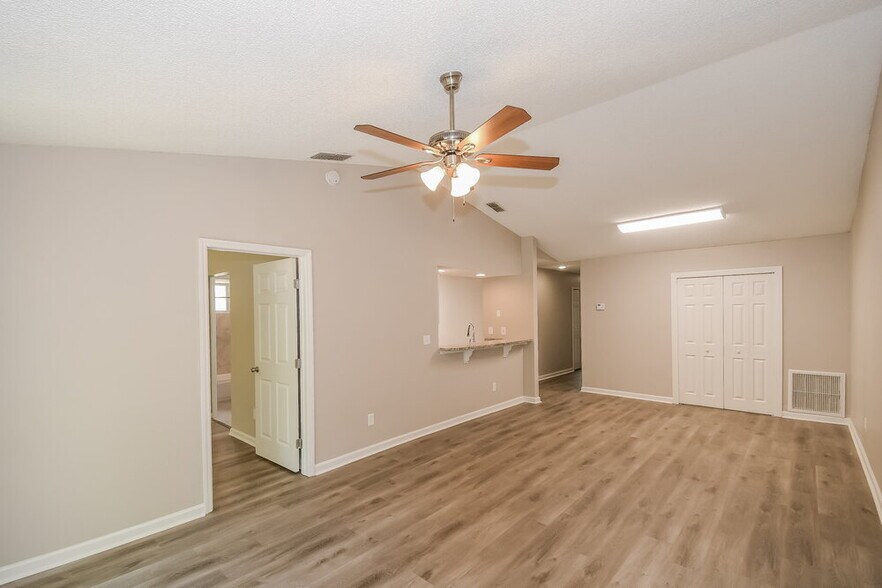 Building Photo - 282 Aquarius Cir W