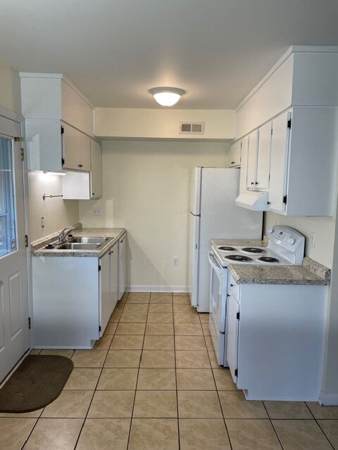 Building Photo - 2 bed, 1 bathroom duplex   - Seneca, SC