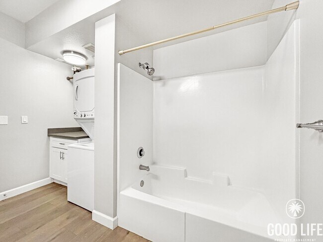 Building Photo - Sleek 1B/1BA Condo in the Heart of Marina District with A/C, In-Unit W/D & Reserved Parking!