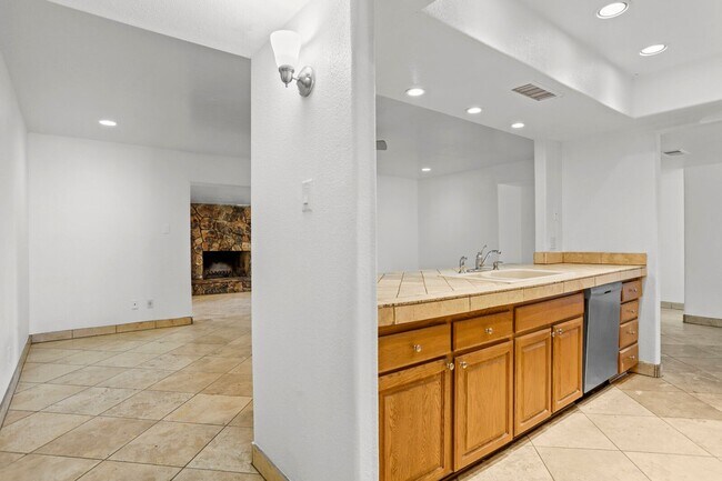 Building Photo - Prime ASU Location 5BR Home with Pool & Garage