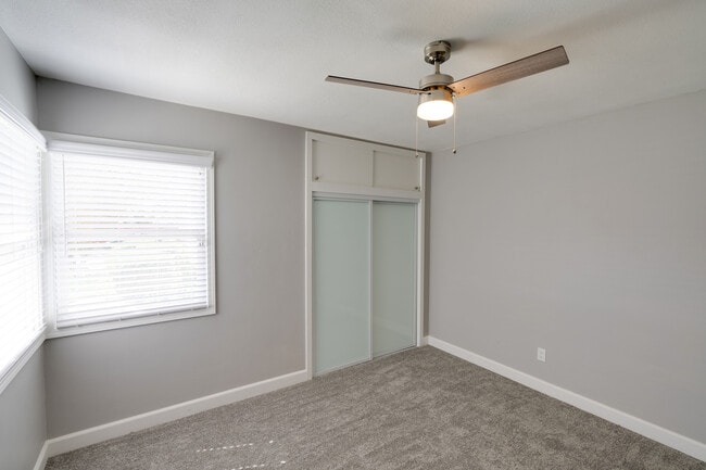 Building Photo - 405 S Fernwood Cir