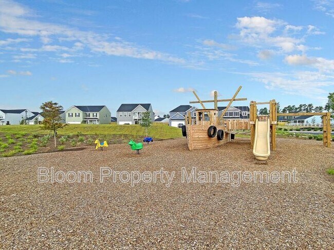 Building Photo - 450 Carrara Dr