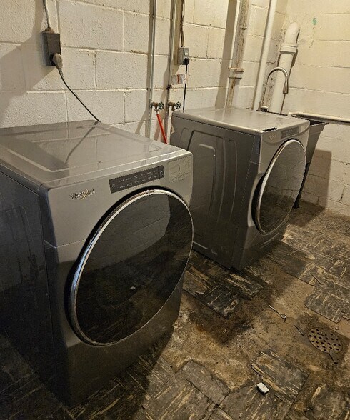 Building Photo - 2273 Pauline Ave