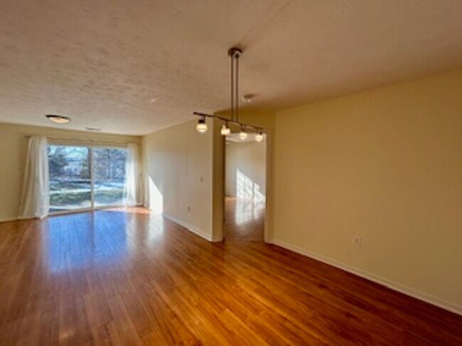 Building Photo - Great 2 Bedroom 2 Bathroom condo on the ea...