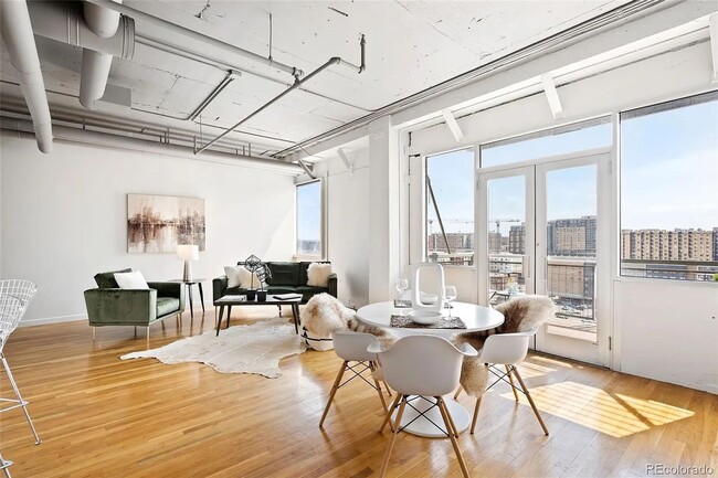 Building Photo - Beautifully Renovated Skyloft One-Bedroom — Available for Move-In May 10th