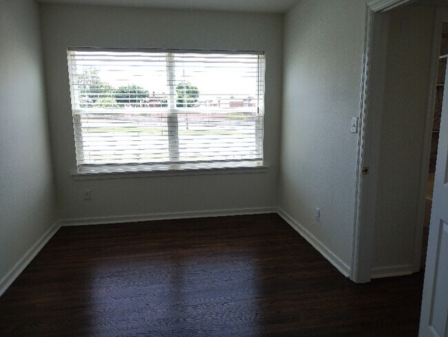 Building Photo - 1312 S Quaker Ave