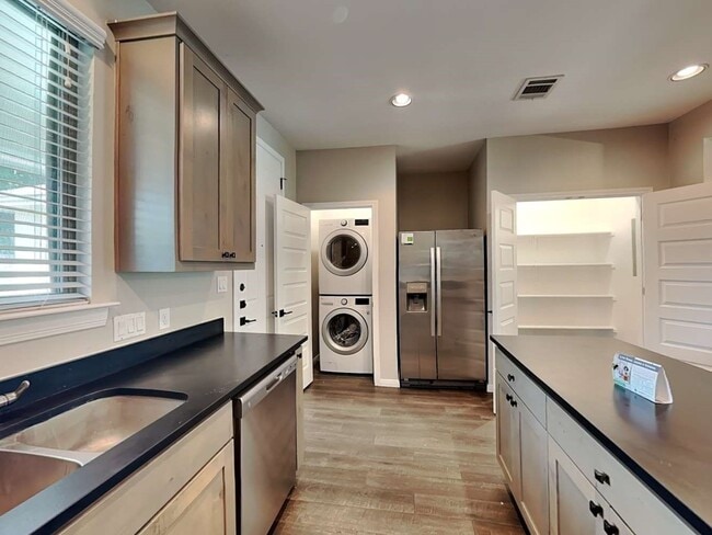 Building Photo - 179 Holly St