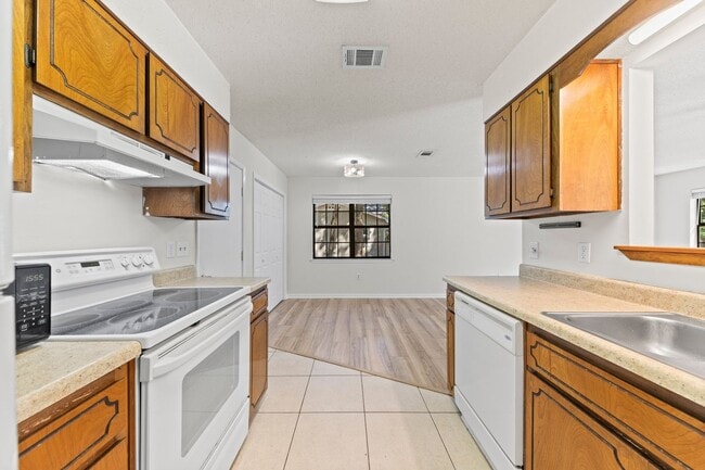 Building Photo - 3 Bedroom in Desirable Location!