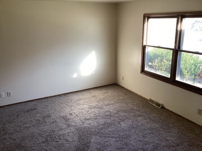 Building Photo - 9135-9137 N. Swan Rd